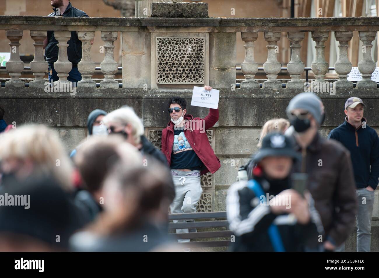 Bath, Großbritannien. März 2021. Etwa 200 überwiegend junge Demonstranten gingen auf die Straßen des historischen Bath in North Somerset, um gegen das Polizei- und Verbrechensgesetz zu demonstrieren. Die Gruppe der Demonstranten traf sich zunächst in der Abtei von Bath, bevor sie durch die Straßen des Stadtzentrums marschierte und „tötet die Rechnung“ und „Wer ist auf den Straßen, unsere Straßen“ rief. Eine kleine Anzahl von Polizisten begleitete den marsch, der friedlich und ohne Zwischenfälle verlief. Stockfoto