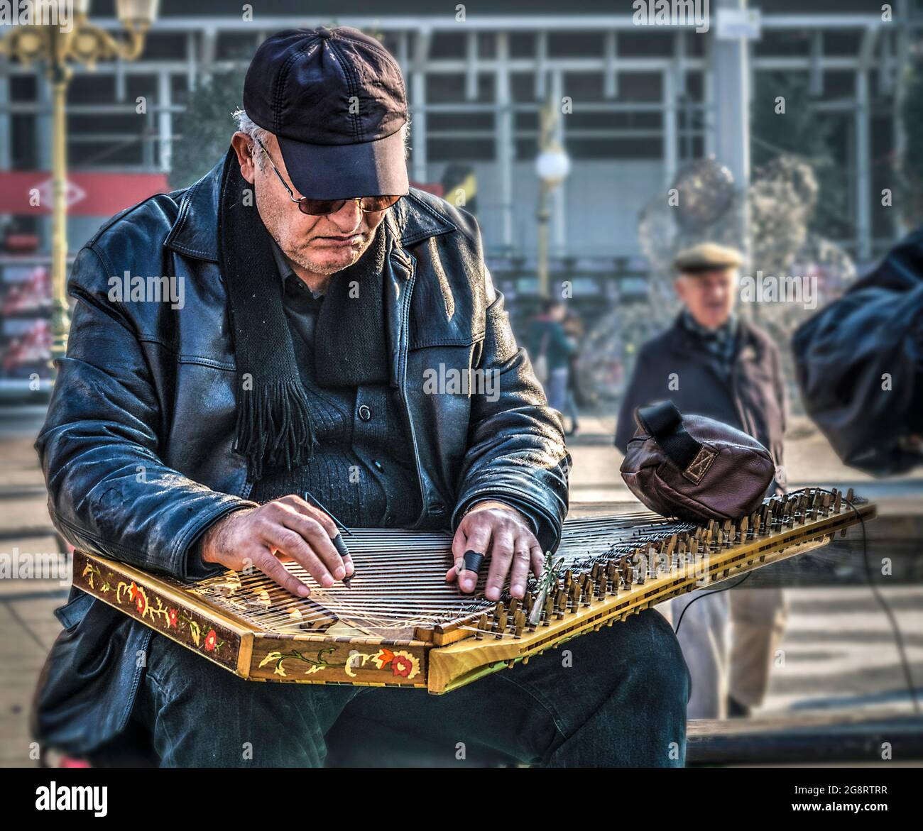 Straßenmusiker unterhalten Fußgänger. Stockfoto