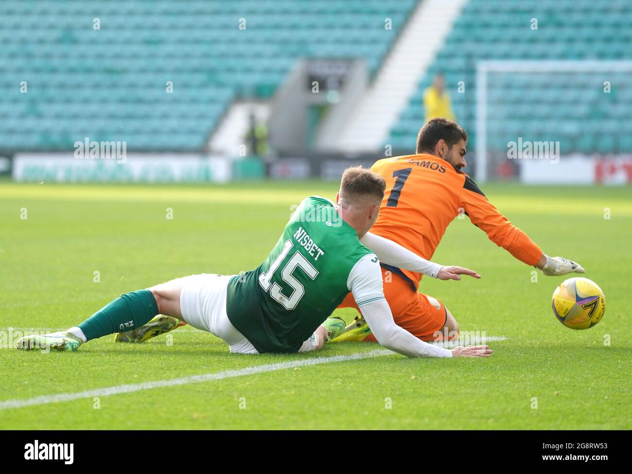 Santa Coloma Torwart Miguel Angel Ramos fouls Kevin Nisbet von Hibernian, der während der zweiten Qualifikationsrunde der UEFA Europa Conference League, dem ersten Beinspiel in der Easter Road, Edinburgh, einen Elfmeterstoß erbringt. Bilddatum: Donnerstag, 22. Juli 2021. Stockfoto