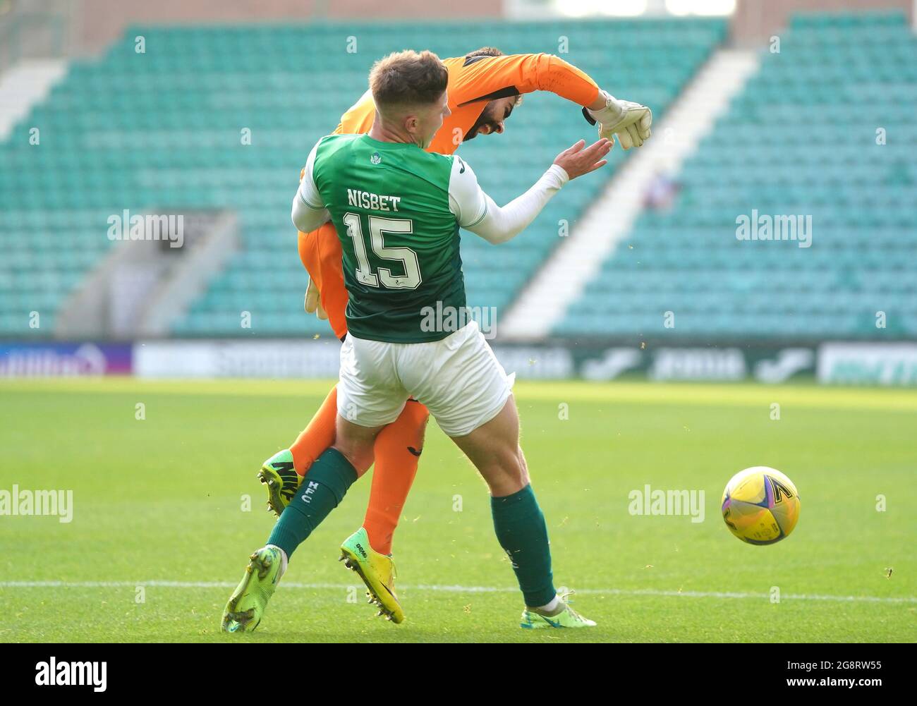 Santa Coloma Torwart Miguel Angel Ramos fouls Kevin Nisbet von Hibernian, der während der zweiten Qualifikationsrunde der UEFA Europa Conference League, dem ersten Beinspiel in der Easter Road, Edinburgh, einen Elfmeterstoß erbringt. Bilddatum: Donnerstag, 22. Juli 2021. Stockfoto