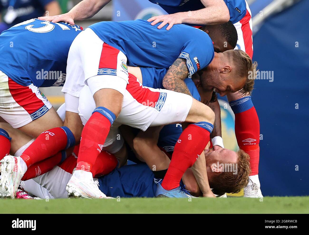 Michael Newberry von Linfield (unten) feiert das erste Tor seiner Mannschaft mit Teamkollegen während der zweiten Qualifikationsrunde der UEFA Europa Conference League, dem ersten Beinspiel im Windsor Park, Belfast. Bilddatum: Donnerstag, 22. Juli 2021. Stockfoto