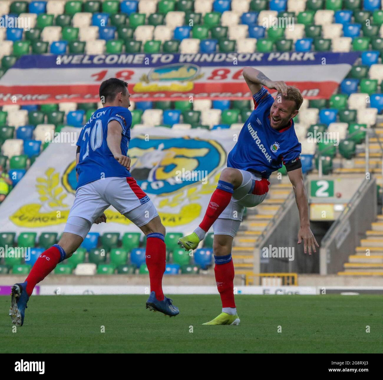 Windsor Park, Belfast, Nordirland, Großbritannien. 22. Juli 2021. UEFA Europa Conference League, zweite Qualifikationsrunde (erste Etappe) - Linfield / FK Borac Banja Luka. Action vom heutigen Spiel im Windsor Park (Linfield in Blau). Michael Newberry (4) feiert sein Ziel. Kredit: CAZIMB/Alamy Live Nachrichten. Stockfoto