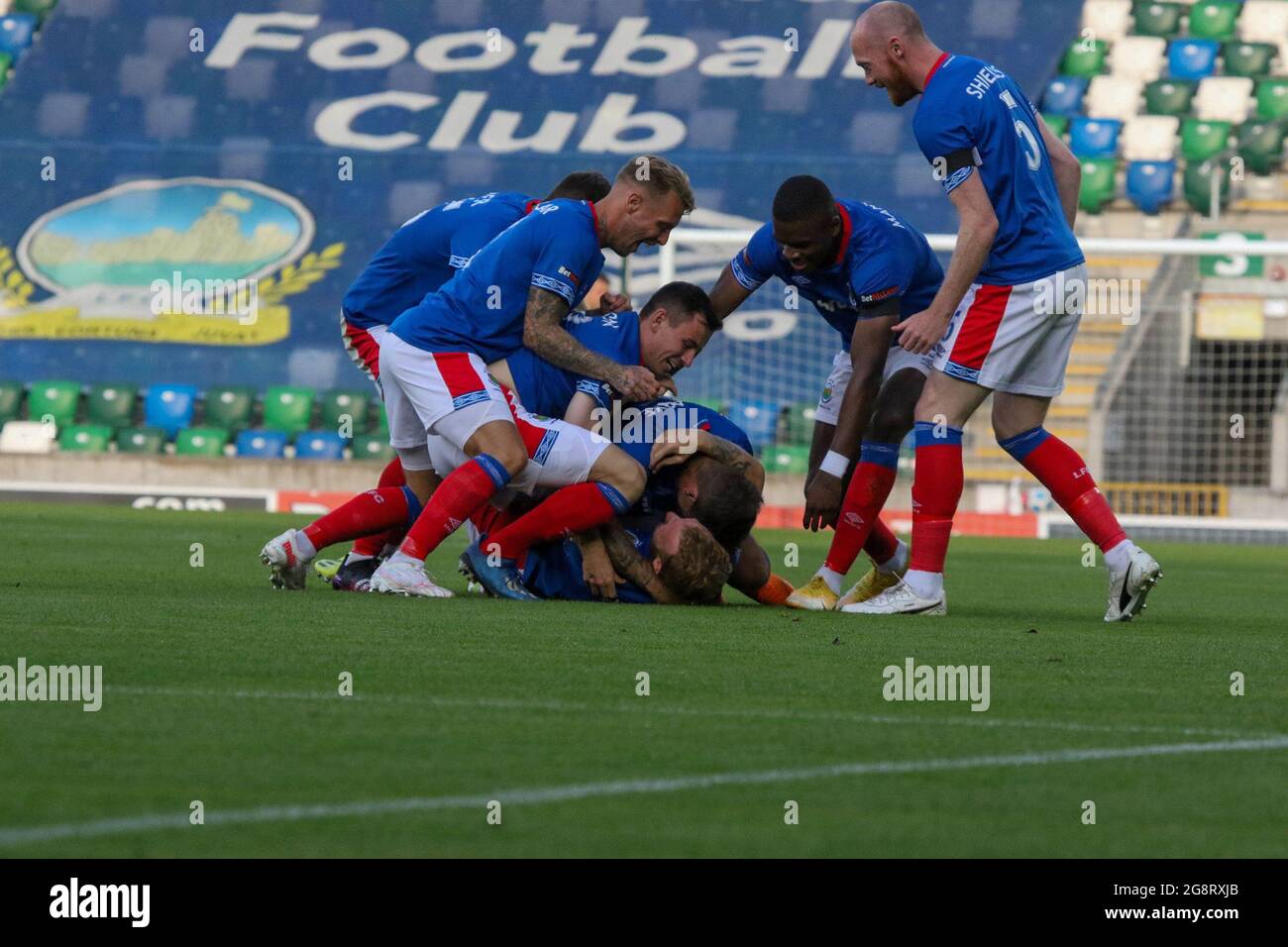 Windsor Park, Belfast, Nordirland, Großbritannien. 22. Juli 2021. UEFA Europa Conference League, zweite Qualifikationsrunde (erste Etappe) - Linfield / FK Borac Banja Luka. Action vom heutigen Spiel im Windsor Park (Linfield in Blau). Michael Newberry (4) feiert sein Ziel. Kredit: CAZIMB/Alamy Live Nachrichten. Stockfoto