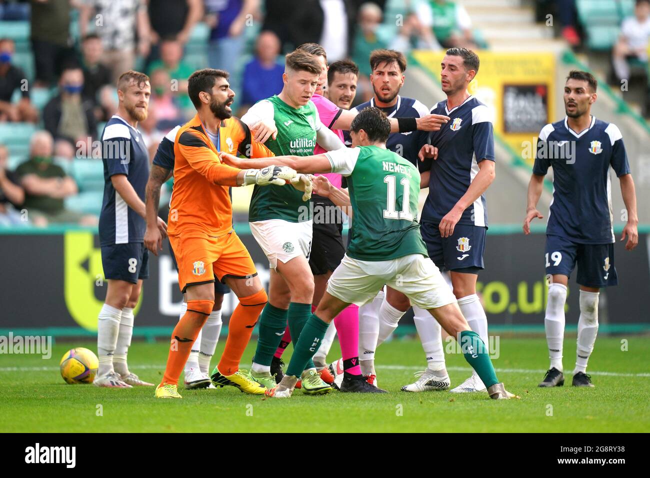 Hibernians Joe Newell stößt mit Santa Coloma-Torwart Miguel Angel Ramos zusammen, bevor er während der zweiten Qualifikationsrunde der UEFA Europa Conference League, dem ersten Beinspiel in der Easter Road, Edinburgh, abgesetzt wird. Bilddatum: Donnerstag, 22. Juli 2021. Stockfoto