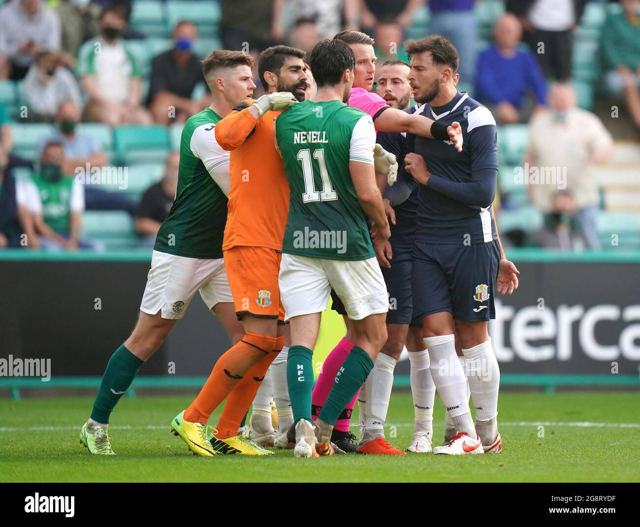 Hibernians Joe Newell stößt mit Santa Coloma-Torwart Miguel Angel Ramos zusammen, bevor er während der zweiten Qualifikationsrunde der UEFA Europa Conference League, dem ersten Beinspiel in der Easter Road, Edinburgh, abgesetzt wird. Bilddatum: Donnerstag, 22. Juli 2021. Stockfoto