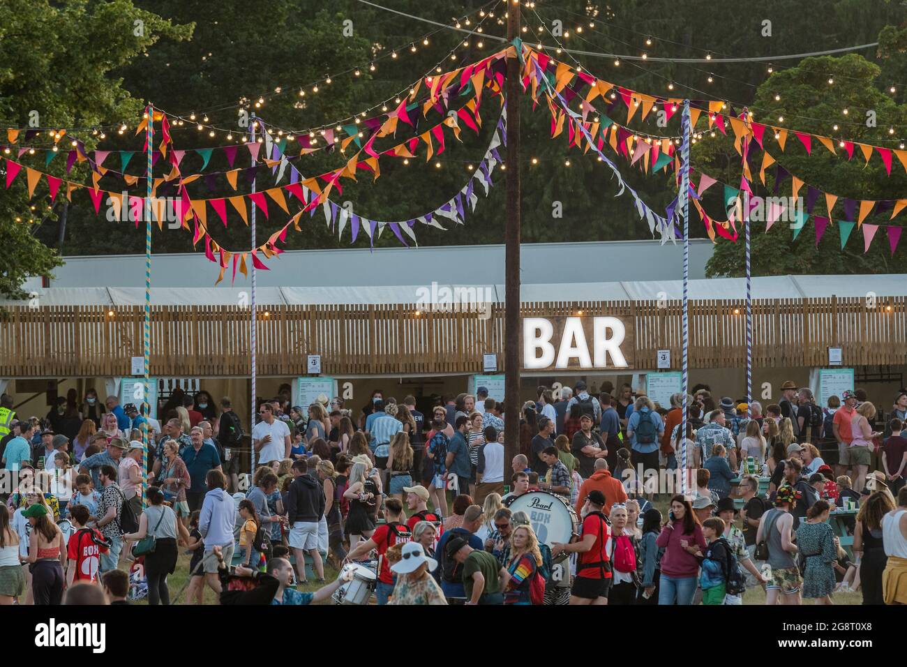 Henham Park, Suffolk, Großbritannien. 22. Juli 2021. Die Menschen genießen den frühen Abend, wenn die Sonne untergeht - das Latitude Festival 2021, Henham Park. Suffolk, kehrt als covid Testereignis nach einem Jahr aus wegen der Pandemie zurück. Kredit: Guy Bell/Alamy Live Nachrichten Stockfoto