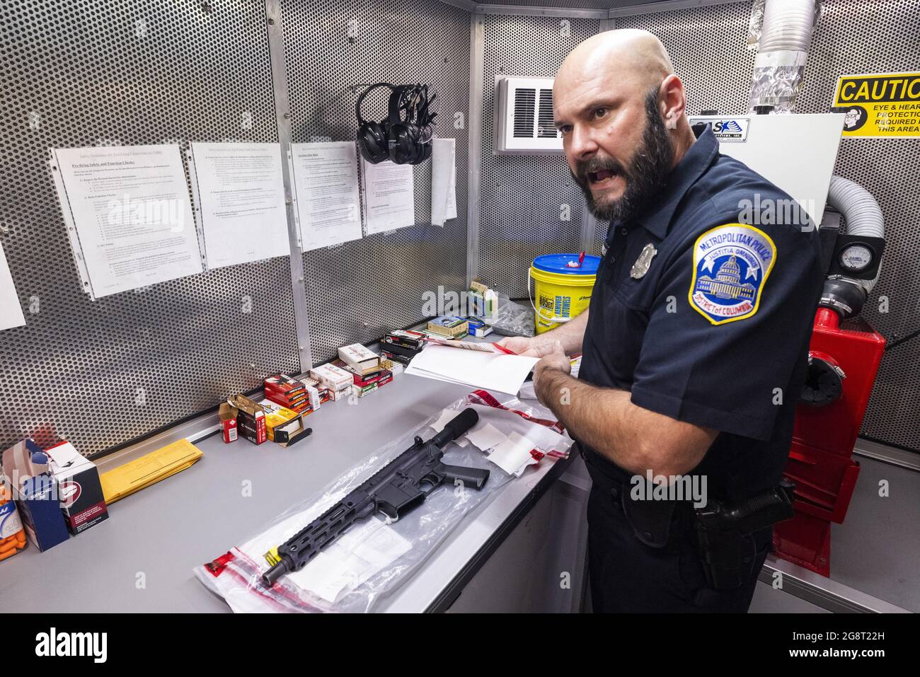 Washington, Usa. Juli 2021. Wayne Garrish, ein Detektiv der Metropolitan Police Department von DC, diskutiert eine privat hergestellte Waffe im Stil von AR-15, die nach einem Verbrechen konfisziert wurde, im mobilen Kommandozentrum (MCC) für Alkohol, Tabak und Feuerwaffen (ATF), das den Ermittlern die ballistische Verarbeitung an Tatschauplätzen am Donnerstag, den 22. Juli 2021, in Washington, DC, zur Verfügung stellt. DIE STELLVERTRETENDE US-Generalanwältin Lisa Monaco besuchte den Ort, nachdem sie und der Generalanwalt Merrick Garland die Veröffentlichung des Pools des Justizministeriums bekanntgegeben hatten Foto von Jim Lo Scalzo/UPI Quelle: UPI/Alamy Live News Stockfoto