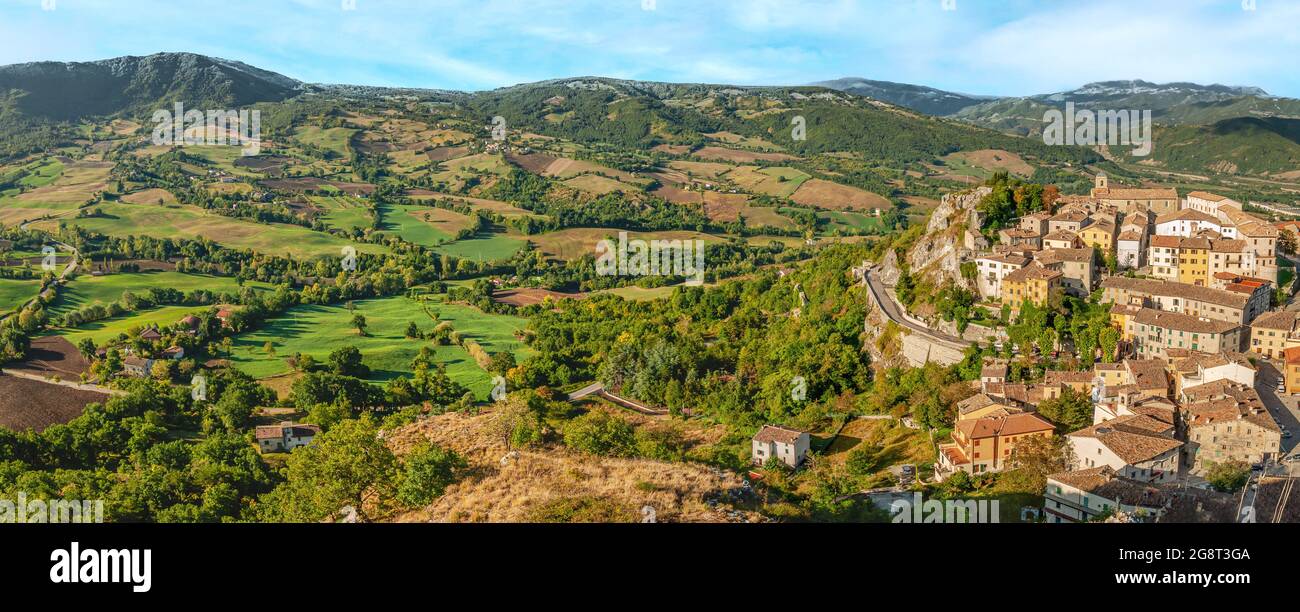 Blick über das Bergdorf Pennabilli in der Region Emilia-Romagna, Italien Stockfoto