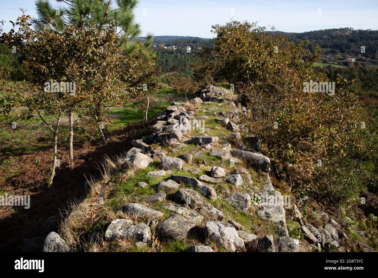 Murallas del Castro Lupario o Castro de Beca Stockfoto