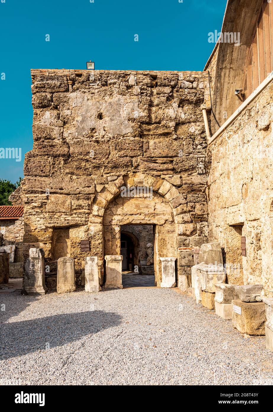 Skulpturen und antike Ruinen im Side Archaeology Museum, Antalya, Türkei. Stockfoto