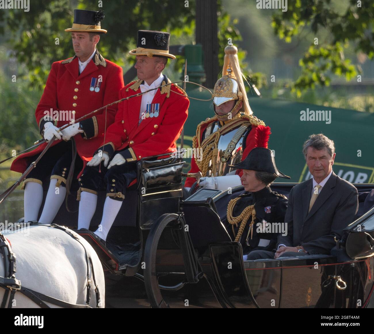 Horse Guards Parade, London, Großbritannien. 22. Juli 2021. Königliche Hoheit, der Königliche Prinz, Oberst der Blues und Royals, kommt in einer Kutsche, begleitet von Mitgliedern des Kavallerie-Regiments, zu einem Empfang an, bevor sie später an der Sword und der Crown Military Music Spectacular teilnahm. Sie wird von ihrem Mann Timothy Laurence begleitet. Quelle: Malcolm Park/Alamy Live News. Stockfoto