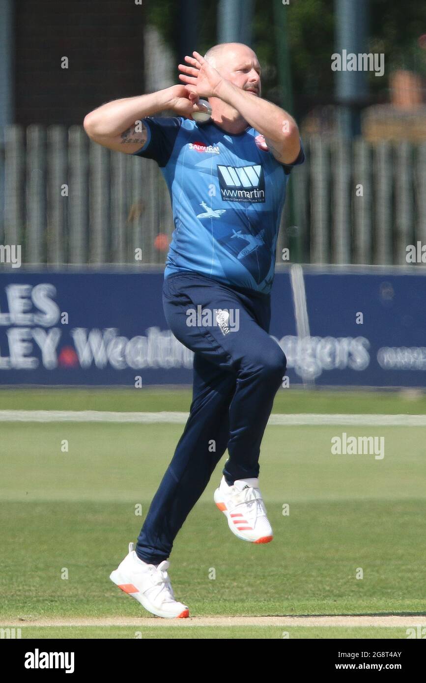 BECKENHAM, GROSSBRITANNIEN. 22. JULI Darren Stevens von Kent bowelt während des Royal London One Day Cup-Spiels zwischen Kent und Durham auf dem County Ground, Beckenham, am Donnerstag, den 22. Juli 2021. (Kredit: Will Matthews | MI News ) Kredit: MI News & Sport /Alamy Live News Stockfoto