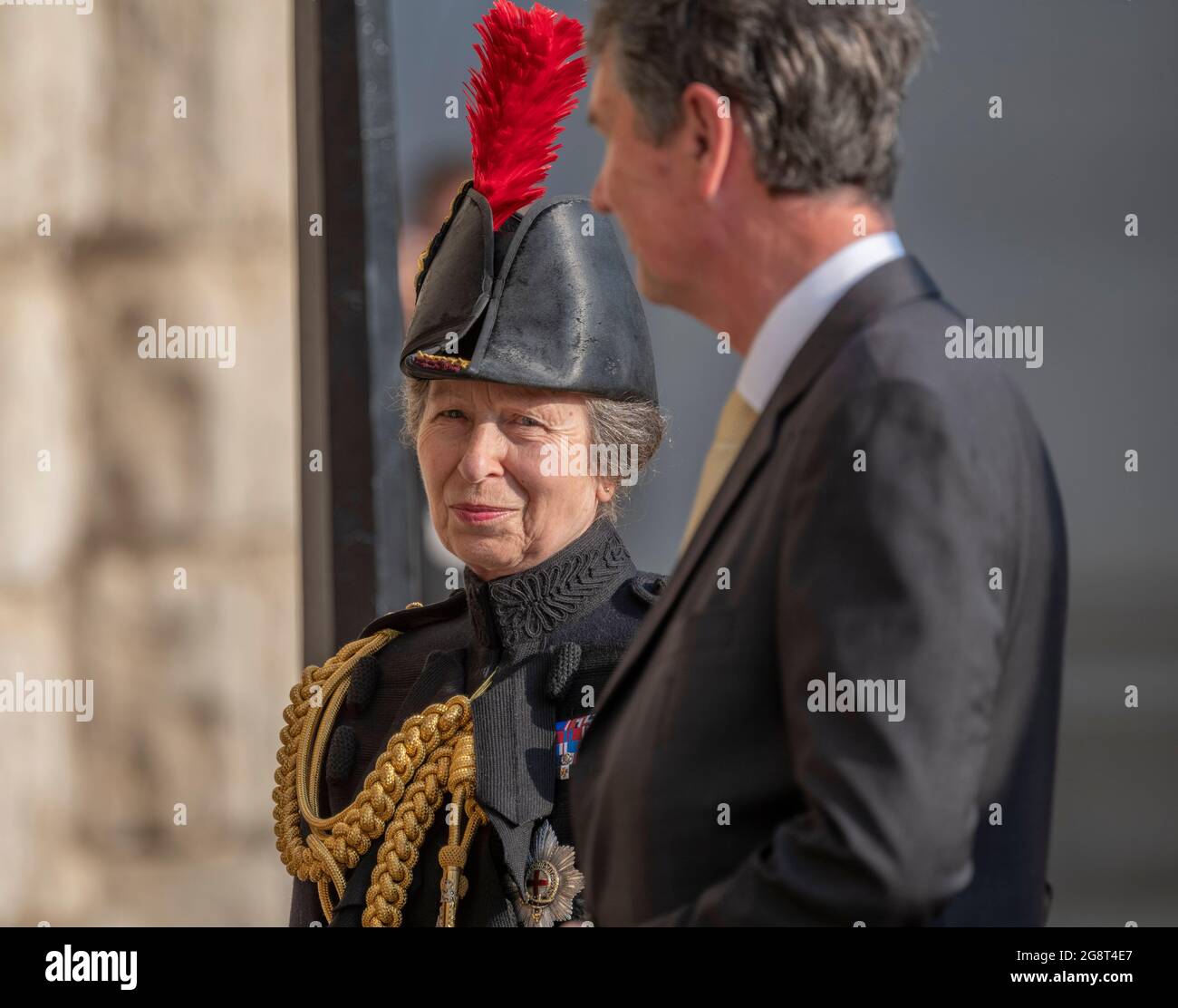 Horse Guards Parade, London, Großbritannien. 22. Juli 2021. Königliche Hoheit, der Königliche Prinz, Oberst der Blues und Royals, kommt in einer Kutsche, begleitet von Mitgliedern des Kavallerie-Regiments, zu einem Empfang an, bevor sie später an der Sword und der Crown Military Music Spectacular teilnahm. Sie wird von ihrem Mann Timothy Laurence begleitet. Quelle: Malcolm Park/Alamy Live News. Stockfoto