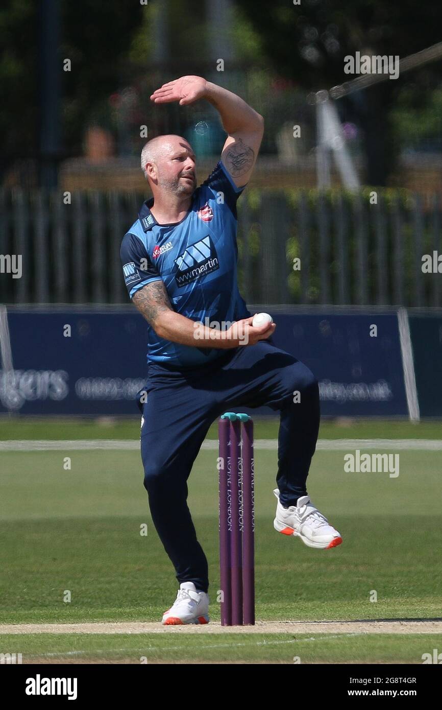 BECKENHAM, GROSSBRITANNIEN. 22. JULI Darren Stevens von Kent bowelt während des Royal London One Day Cup-Spiels zwischen Kent und Durham auf dem County Ground, Beckenham, am Donnerstag, den 22. Juli 2021. (Kredit: Will Matthews | MI News ) Kredit: MI News & Sport /Alamy Live News Stockfoto