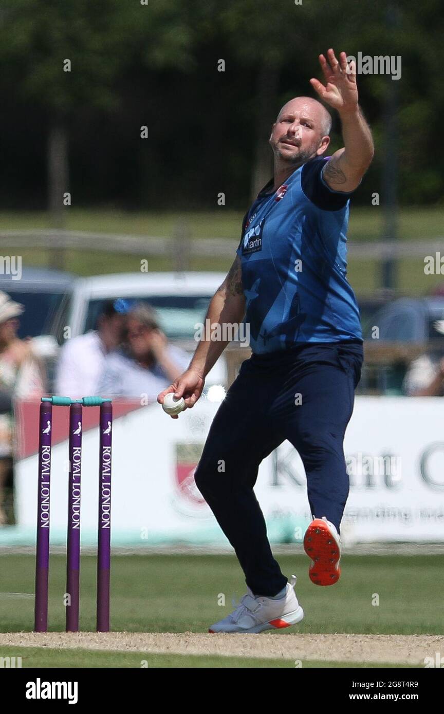 BECKENHAM, GROSSBRITANNIEN. 22. JULI Darren Stevens von Kent bowelt während des Royal London One Day Cup-Spiels zwischen Kent und Durham auf dem County Ground, Beckenham, am Donnerstag, den 22. Juli 2021. (Kredit: Will Matthews | MI News ) Kredit: MI News & Sport /Alamy Live News Stockfoto
