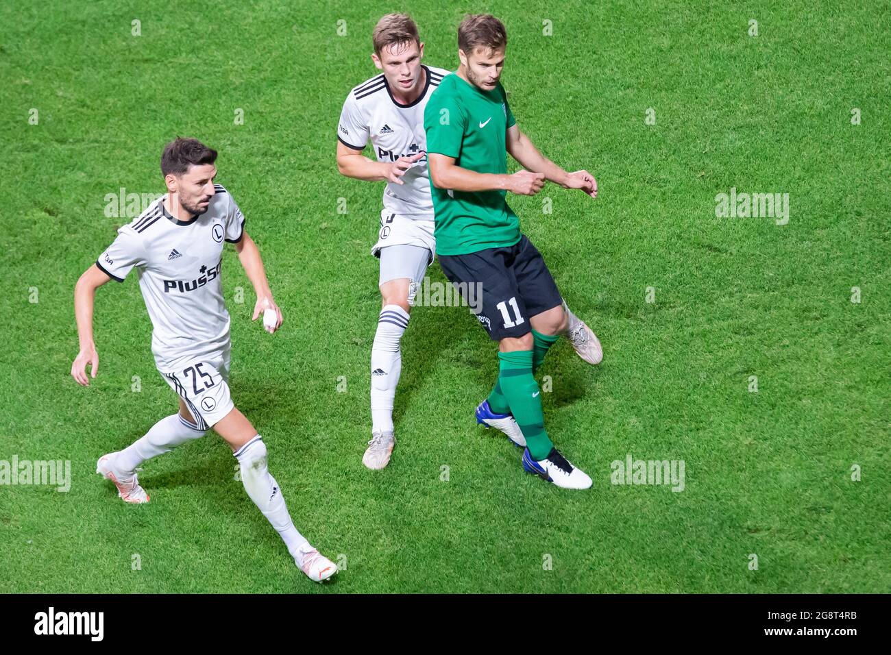 Warschau, Polen. Juli 2021. Mateusz Holownia von Legia, Rauno Sappinen von Flora und Filip Mladenovic von Legia werden während des Spiels der UEFA Champions League II Qualifying Round zwischen Legia Warszawa und FC Flora Tallinn im Marschall Jozef Pilsudski Legia Warsaw Municipal Stadium in Aktion gesehen. (Endergebnis; Legia Warszawa 2:1 FC Flora Tallinn) Credit: SOPA Images Limited/Alamy Live News Stockfoto