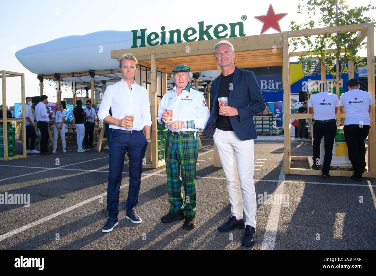 NUR FÜR REDAKTIONELLE VERWENDUNG (l-r) Nico Rosberg, Jackie Stewart und David Coulthard bei der Vorstellung der Heineken Greener Bar, einem nachhaltigen Barkonzept, das am Wochenende beim Heineken London E-Prix 2021 im Excel Center, Victoria Dock, London, eröffnet wird. Bilddatum: Donnerstag, 22. Juli 2021. Stockfoto