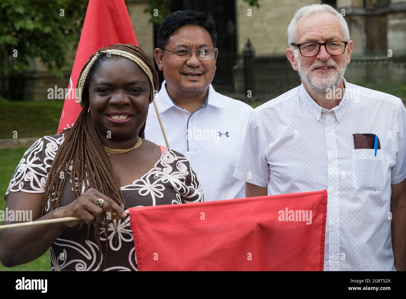 London, Großbritannien. Juli 2021. Jeremy Corbyn, der ehemalige Labour-Parteivorsitzende, posiert vor dem Parlament mit Unite-Mitgliedern vor einem marsch auf die Downing Street 10 von NHS-Arbeitern der basisdemokratischen NHSPay15-Kampagne, um eine Petition vorzulegen, die von über 800,000 Menschen unterzeichnet wurde und eine 15%ige Lohnerhöhung für NHS-Arbeiter fordert. Zum Zeitpunkt der Vorlage der Petition soll sich die Regierung darauf vorbereiten, den Beschäftigten des Gesundheitsdienstes eine Gehaltserhöhung von 3 % in Bezug auf die „Erkenntnis der einzigartigen Auswirkungen der Pandemie auf den Gesundheitsdienst“ anzubieten. Kredit: Mark Kerrison/Alamy Live Nachrichten Stockfoto