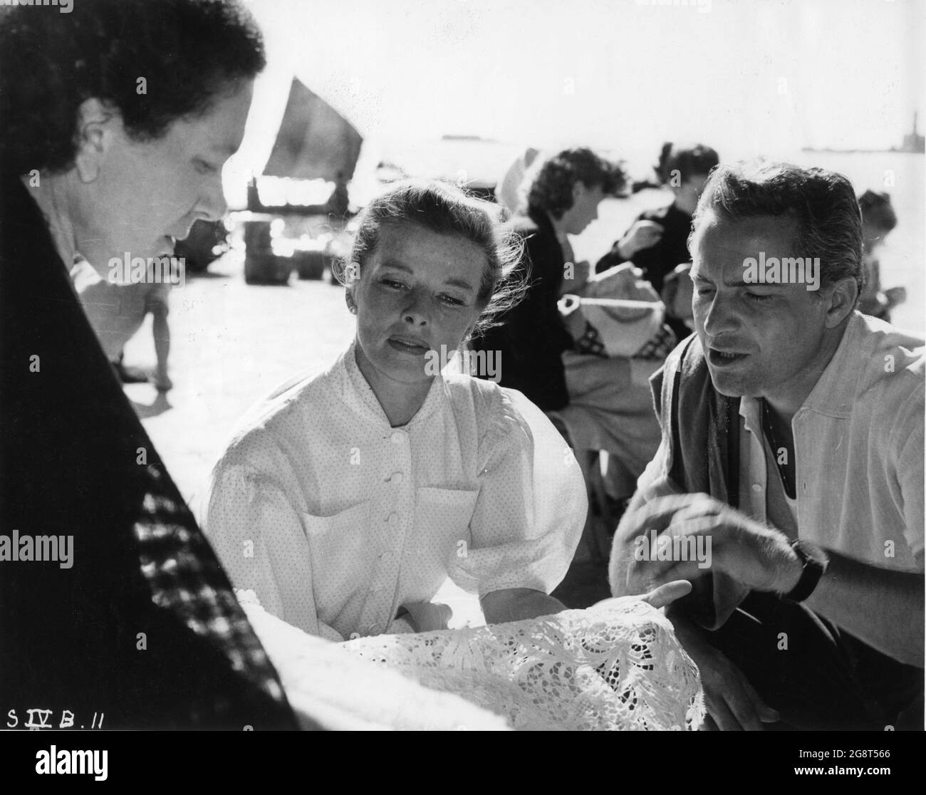 KATHARINE HEPBURN und ROSSANO BRAZZI am Drehort offen während der Dreharbeiten in Venedig Italien des SOMMERS 1955 Regisseur DAVID LEAN nach dem Stück The Time of the Cuckoo von Arthur Laurents Drehbuch H.E. Bates und David Lean Lopert Picturs Corporation / London Film Productions / Independent Film Distributors (IFD) / Vereinte Künstler Stockfoto