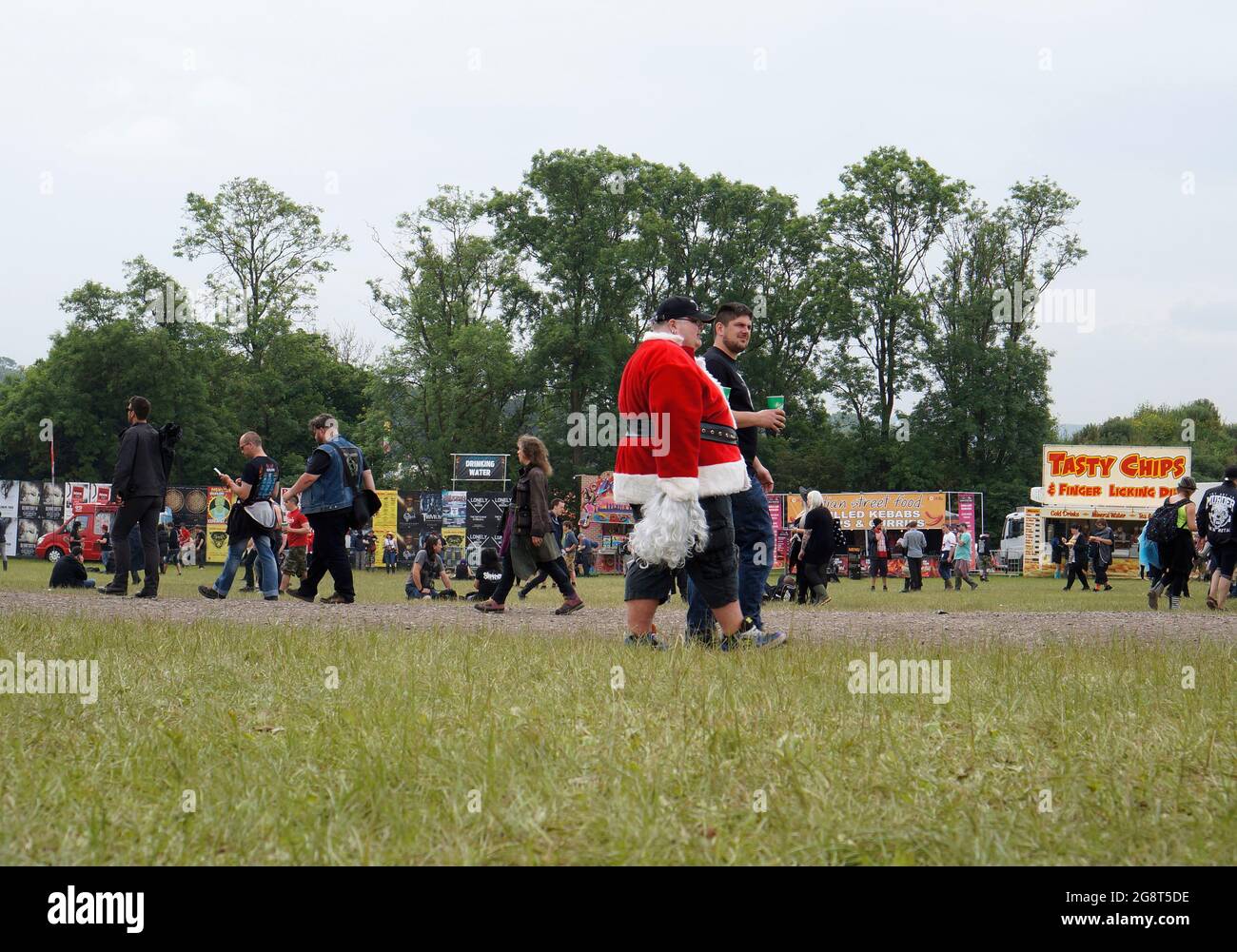 Fetter Mann im Weihnachtsmann-Outfit auf einem Musikfestival Stockfoto