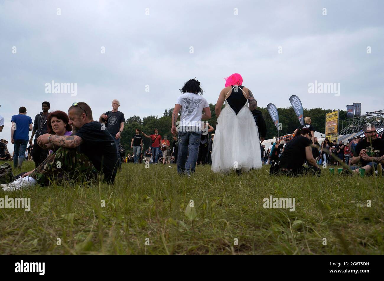 Mann in einem Hochzeitskleid bei einem Festival im Freien Stockfoto