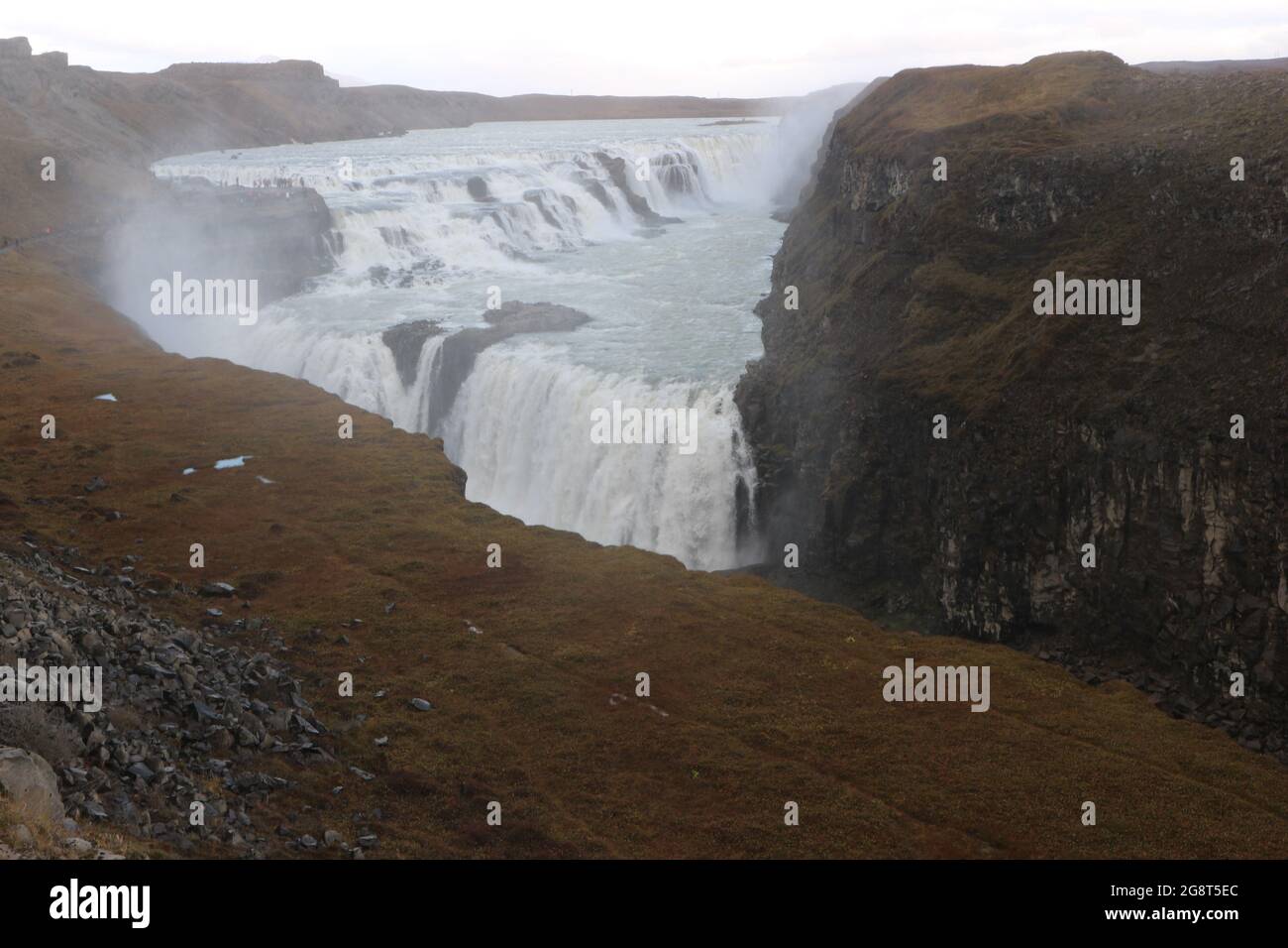 Spaziergang in Richtung Gullfoss in Island an einem bewölkten Oktobertag. Stockfoto