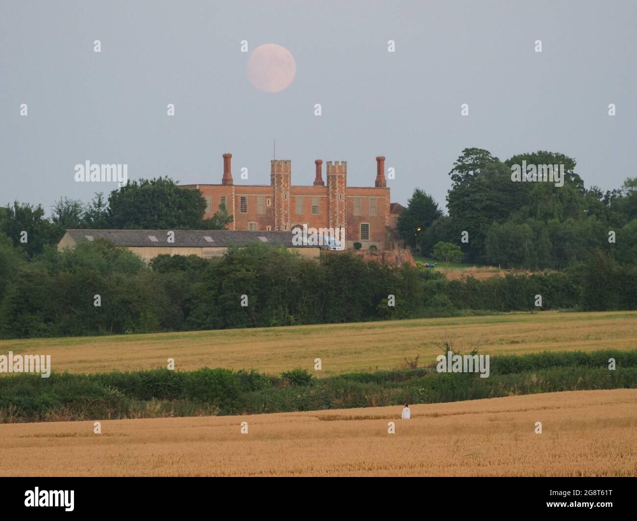 Eastchurch, Kent, Großbritannien. Juli 2021. UK Wetter: Der fast Vollmond, der heute Abend über der Shurland Hall in Eastchurch, Kent, aufsteigt. Der volle Buck-Mond wird in den nächsten Tagen sichtbar sein. Kredit: James Bell/Alamy Live Nachrichten Stockfoto