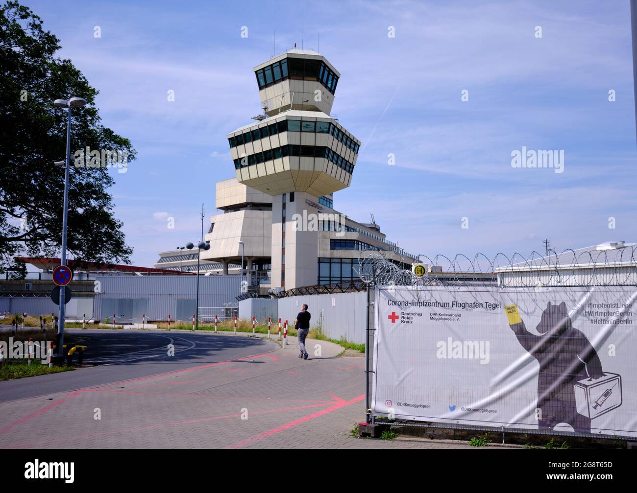 BERLIN, DEUTSCHLAND - 11. Jul 2021: Das Impfzentrum Coronavirus am Flughafen Tegel in Berlin Stockfoto