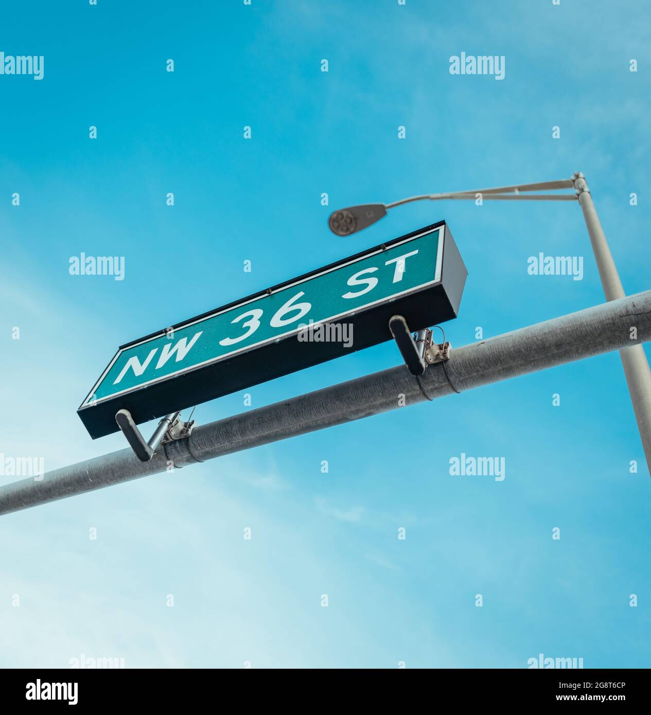 Aufnahme eines Straßenschilds „NW 36 ST“ mit niedrigem Winkel auf blauem Himmel Stockfoto