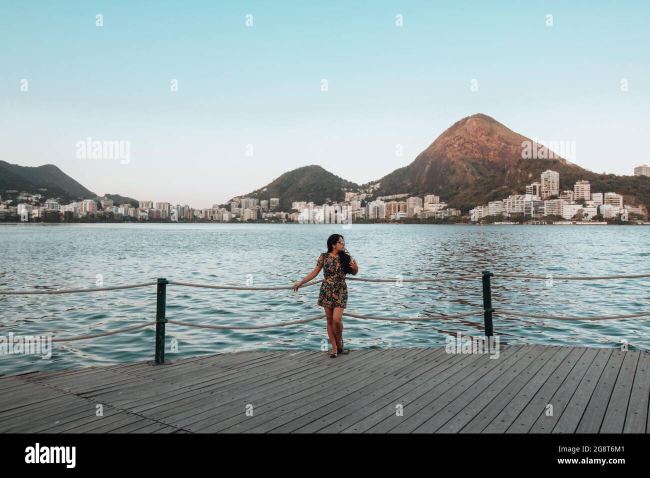 RIO DE JANEIRO, BRASILIEN - 12. Januar 2020: Eine Hündin posiert auf einem Pier in Rio de Janeiro, Brasilien Stockfoto