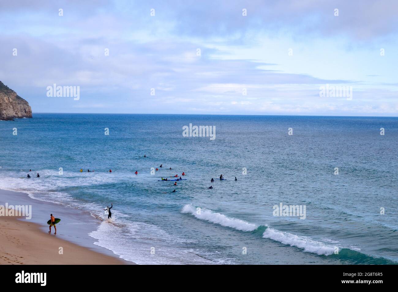 Surfer im Meer warten auf die Welle. Stockfoto