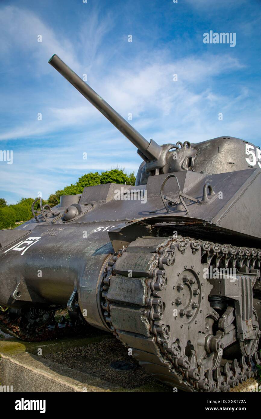 Der Sherman-Panzer der US-Armee aus dem Zweiten Weltkrieg wird an der Küste der Normandie in Arromanches-les-Bains, Frankreich, ausgestellt Stockfoto