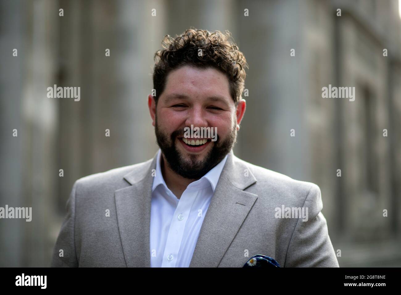 Bild zeigt: Eurovision Flop-Sänger James Newman hat heute gesehen, wie er den High Court in London verlassen hat. 22.7.21 Bild von Gavin Rodgers/ Pixel8000 Stockfoto