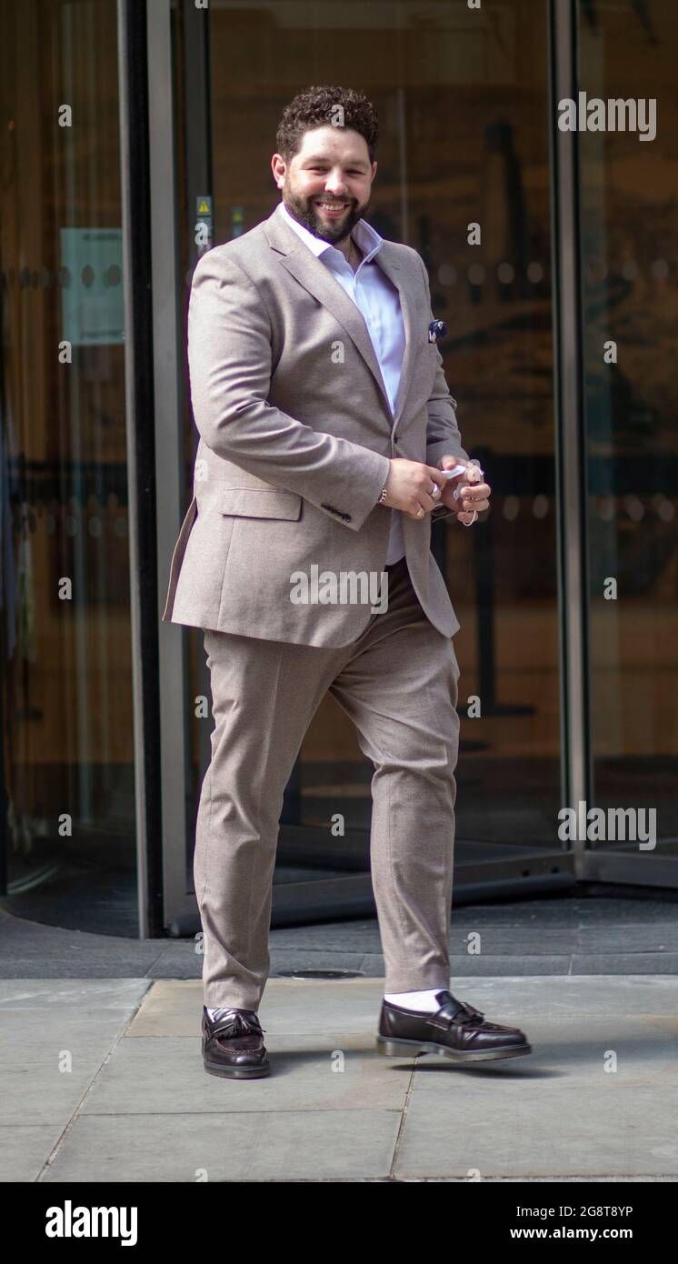 Bild zeigt: Eurovision Flop-Sänger James Newman hat heute gesehen, wie er den High Court in London verlassen hat. 22.7.21 Bild von Gavin Rodgers/ Pixel8000 Stockfoto