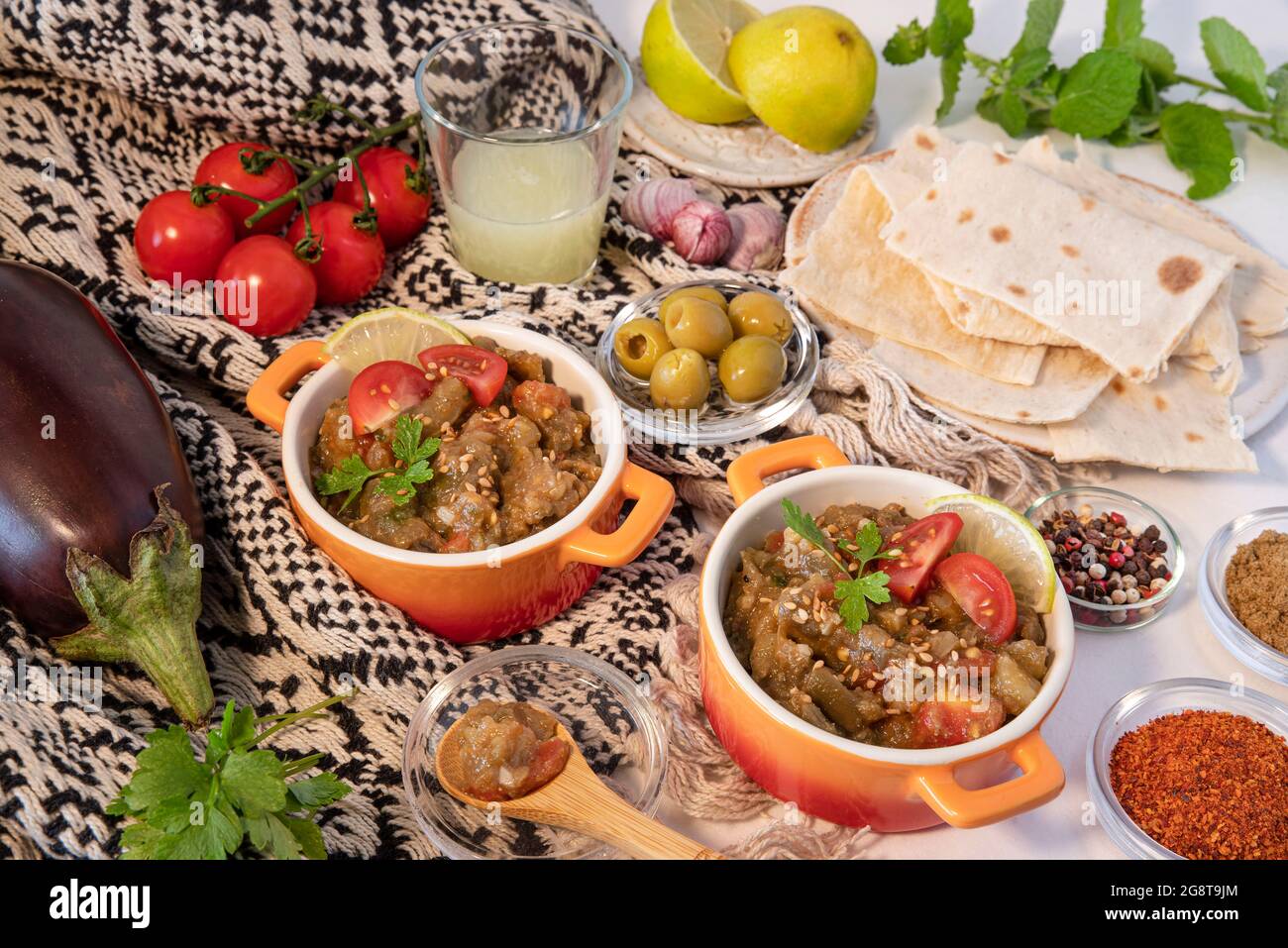 Aubergine-Kaviar-Gericht mit umliegenden Zutaten Stockfoto