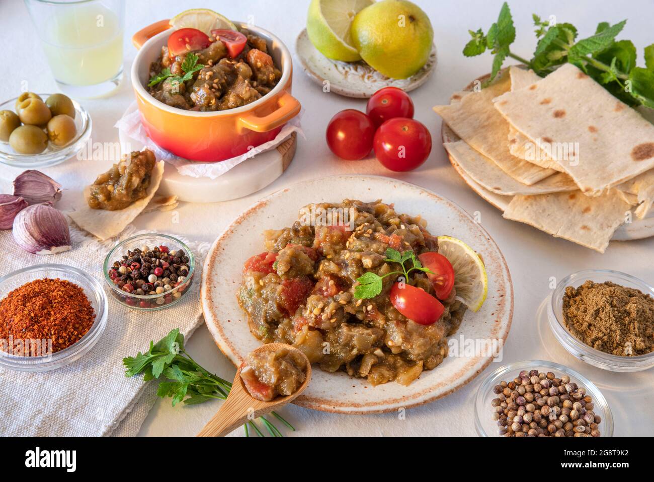 Aubergine-Kaviar-Gericht mit umliegenden Zutaten Stockfoto