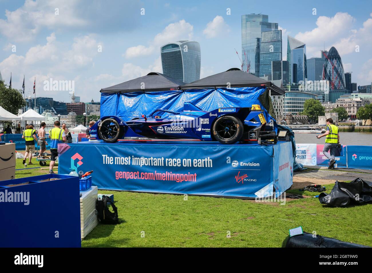 London, Großbritannien. 21. Juli 2021. Formel E-EISSKULPTUR NEBEN dem Envision Virgin Racing-Auto an der Tower Bridge. Klimaschutzmaßnahmen Kredit: Waldemar Sikora Stockfoto