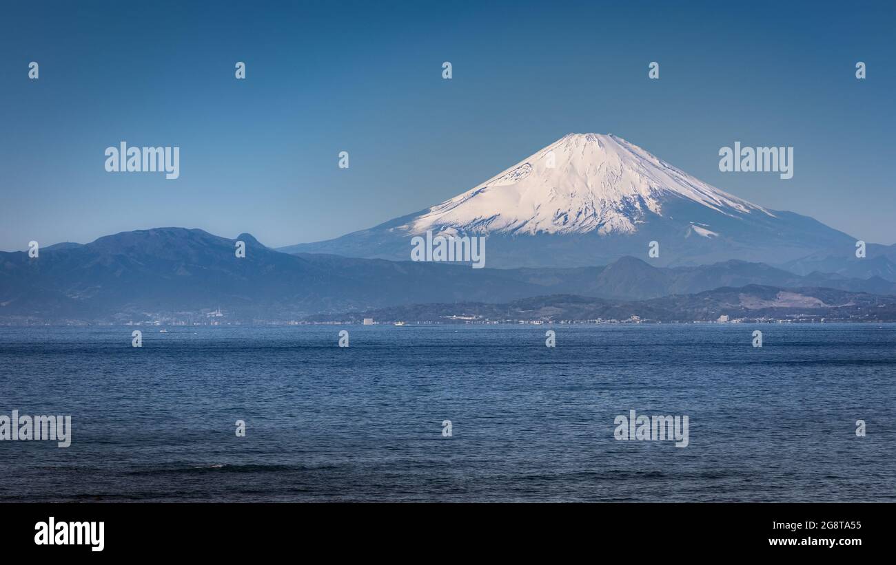 Blick auf den Fuji über die Sagami Bay von Chojagasaki auf der japanischen Miura-Halbinsel. Stockfoto