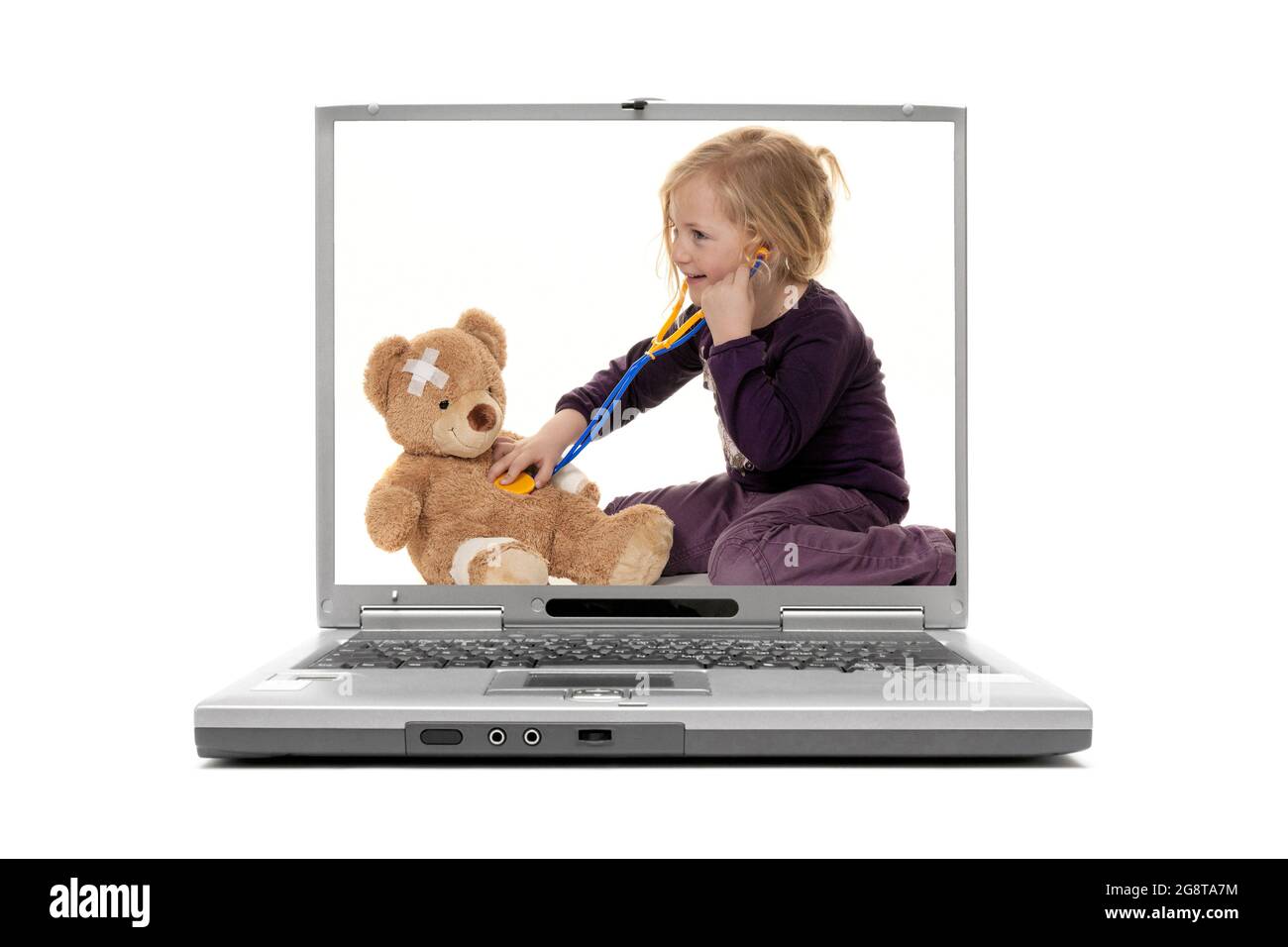 Bild „Kind spielt mit Teddy“ auf dem Display eines Laptops Stockfoto