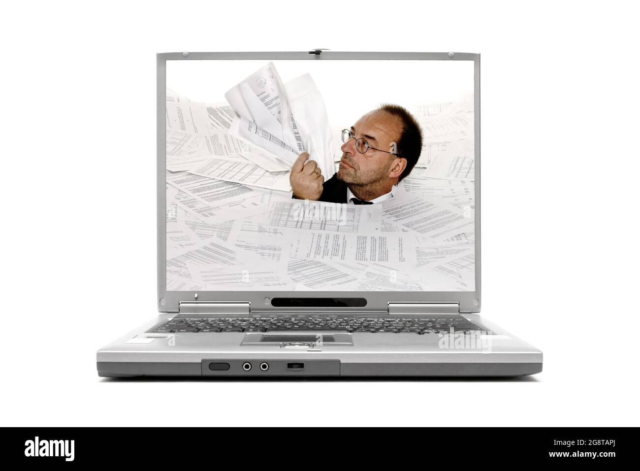 Bild „Mann erstickt in Rechnungen“ auf dem Laptop-Display Stockfoto