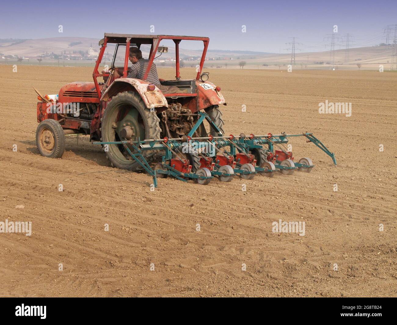 Traktor mit Sämaschine in einem Feld, Österreich, Niederösterreich Stockfoto