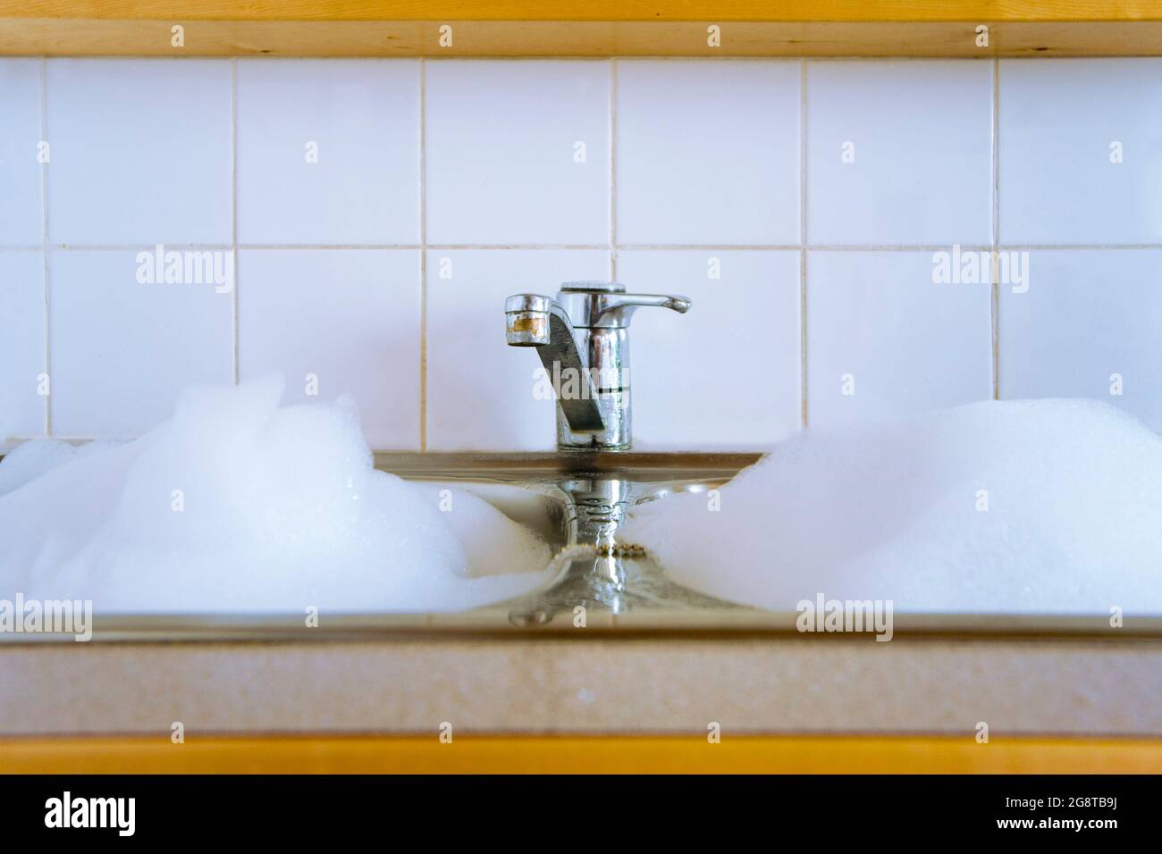 Waschschüssel mit Schaum Stockfoto