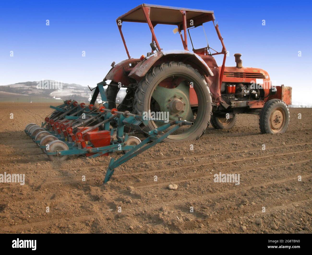 Traktor mit Sämaschine in einem Feld, Österreich, Niederösterreich Stockfoto