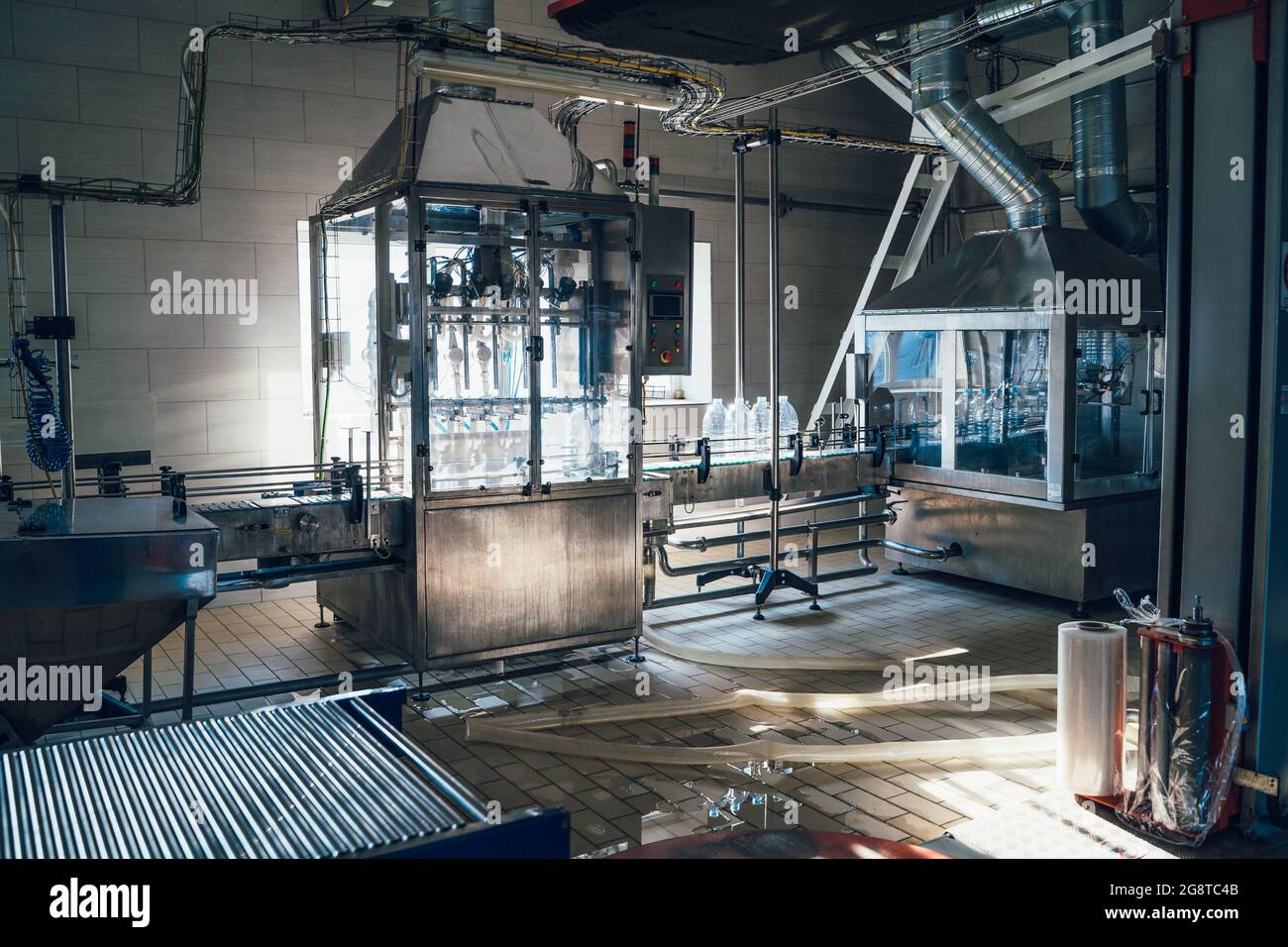 Getränkefabrik, Lebensmittelindustrie, Förderband mit Kunststoffflaschen, Prozess der Produktion Trinkwasser. Stockfoto