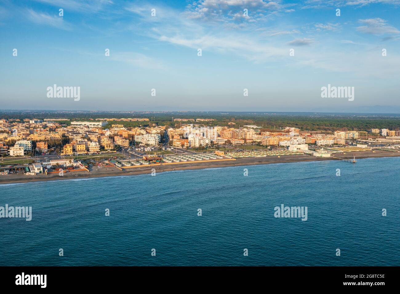 Luftaufnahme der Küste von Ostia, Rom, Italien. Mediterraner Badeort. Stockfoto