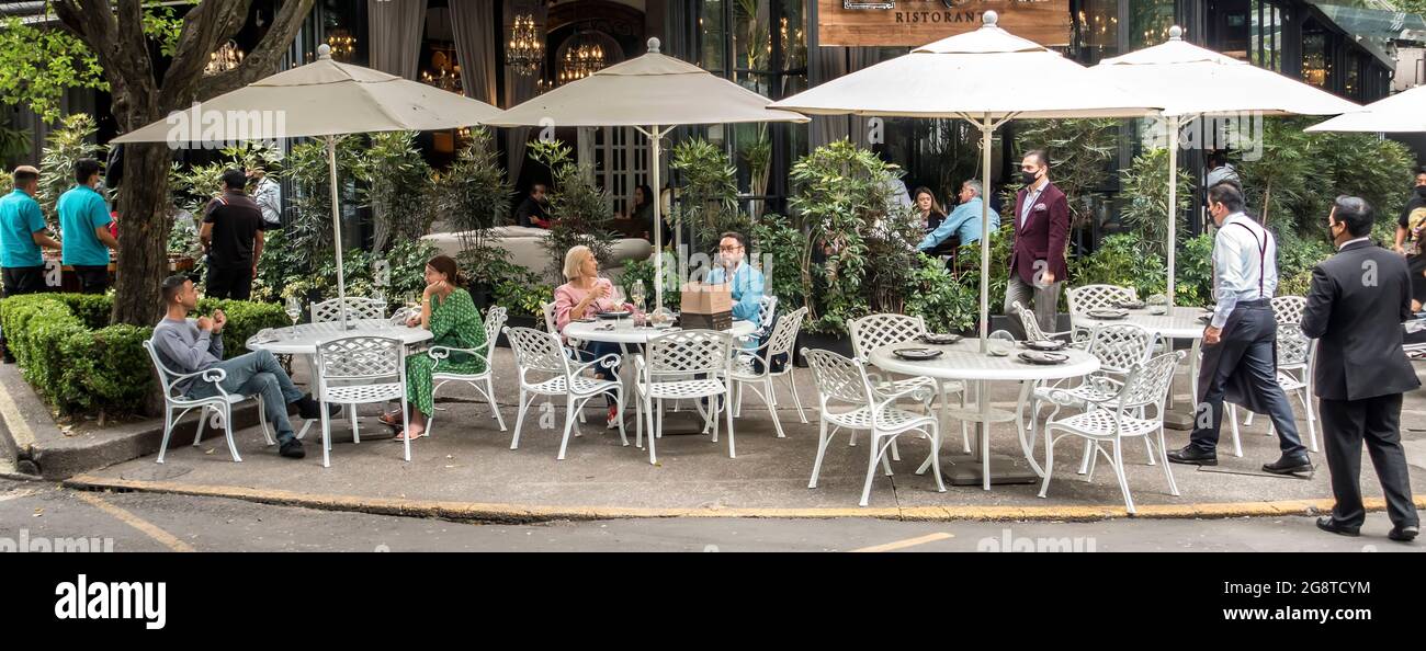 Menschen, die während der Pandemie von Covid-19 im Restaurant von Mexico City im Freien speisen Stockfoto