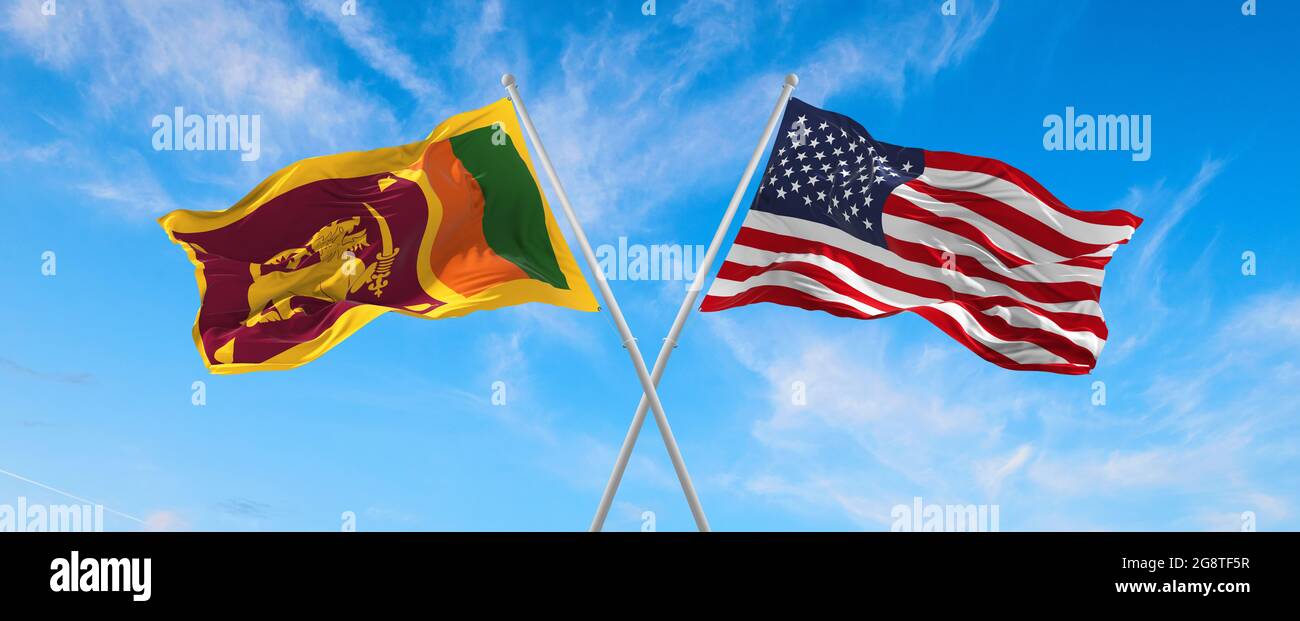Flaggen der USA und Sri Lankas winken im Wind auf Fahnenmasten gegen den Himmel mit Wolken am sonnigen Tag. Symbolisieren Beziehung, Dialog zwischen zwei Coun Stockfoto