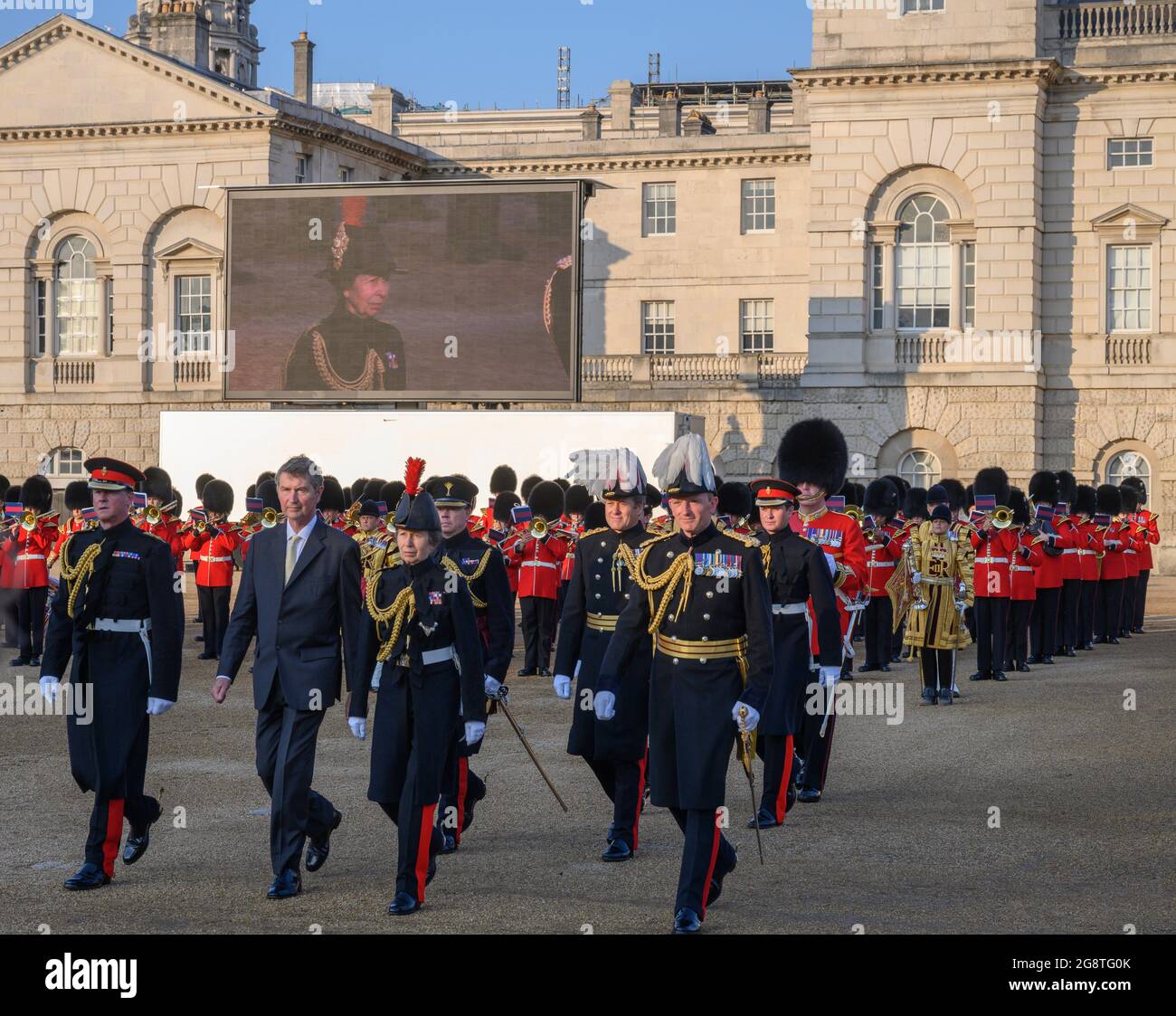 Horse Guards Parade, London, Großbritannien. 22. Juli 2021. Letzter Abend der Militärmusikspektakel The Sword & the Crown in Horse Guards Parade, der letzte von 3 Nächten öffentlicher Auftritt der massierten Bands der Household Division seit dem 2019. Juni. Bild: HRH die Prinzessin Royal, Oberst der Blues und Royals, kommt zum Salute. Quelle: Malcolm Park/Alamy Live News. Stockfoto