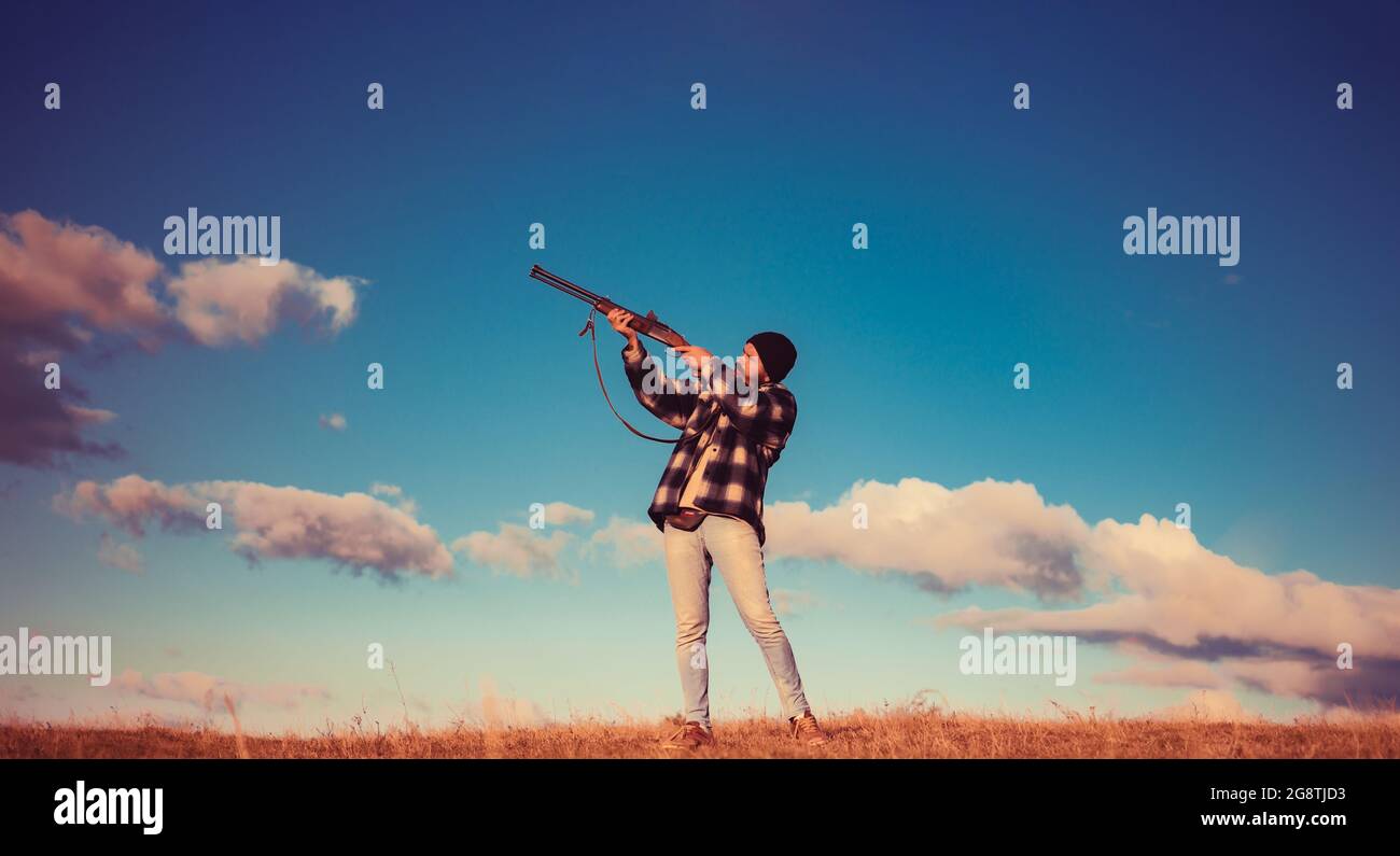 Jäger mit Schrotflinte auf der Jagd. Autunm-Jagd. Jagd in den USA. Hunter zielt auf Gewehr im Wald. Prozess der Entenjagd Stockfoto