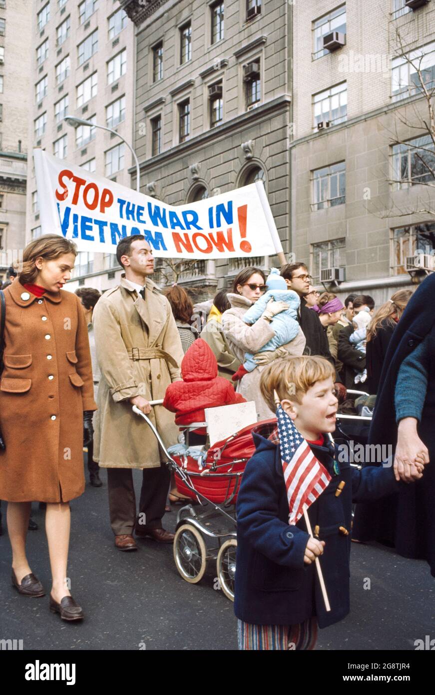Anti-Kriegs-Demonstranten mit Schilder, New York City, New York, USA, Bernard Gotfryd, 1969 Stockfoto